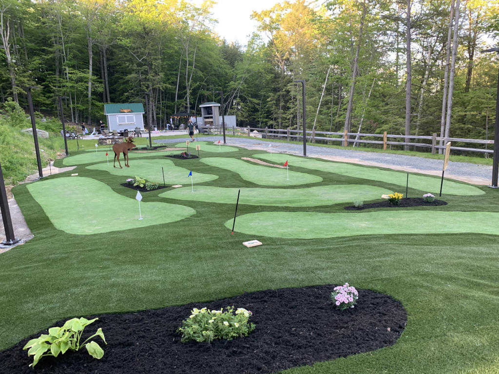 Use versitile settings for your Augusta mini golf course.